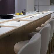 カウンターがメインなので、基本1人で来ても問題なし！お客様の大半は1～2名というから、安心。1名様でも心おきなく出来立てスイーツを満喫できます。