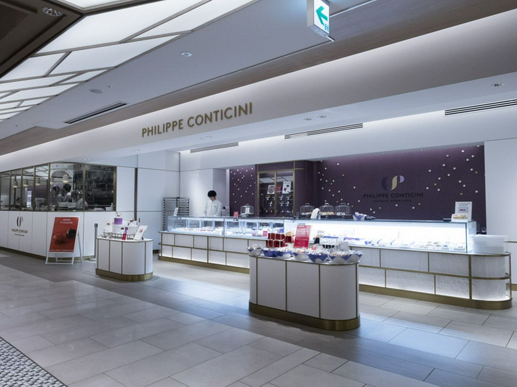 隣接するブティックでは、チョコレートやケーキを販売