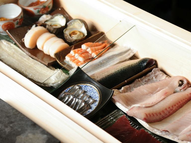 旬の素材を逃さず仕入れ。季節感あふれる鮨を堪能