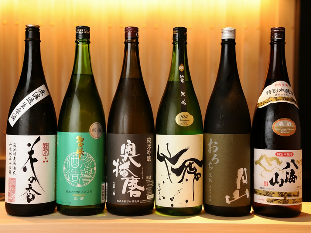 全国から厳選の地酒が、四季折々の素材をさらに引き立てる