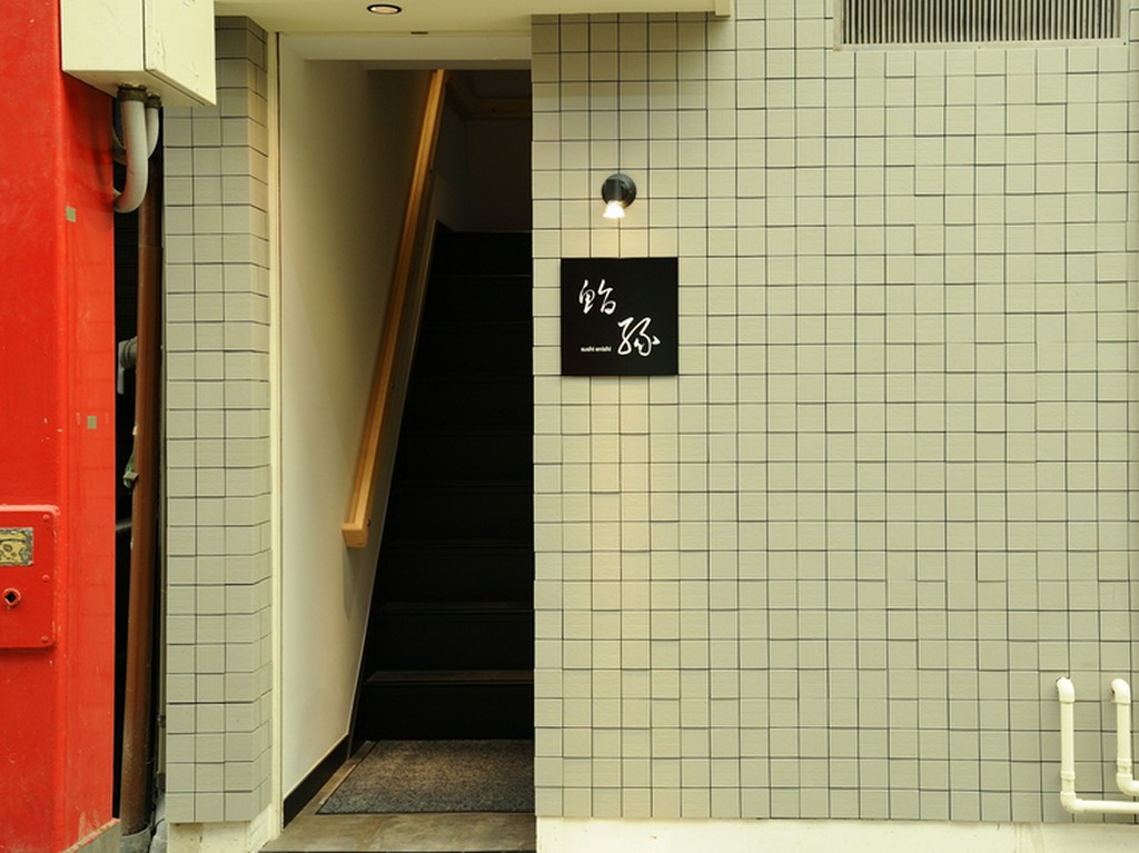 細い階段を上がれば、7席だけの特別な空間が