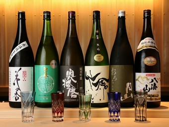 人気の銘柄から希少なものまで、全国から厳選する各種地酒