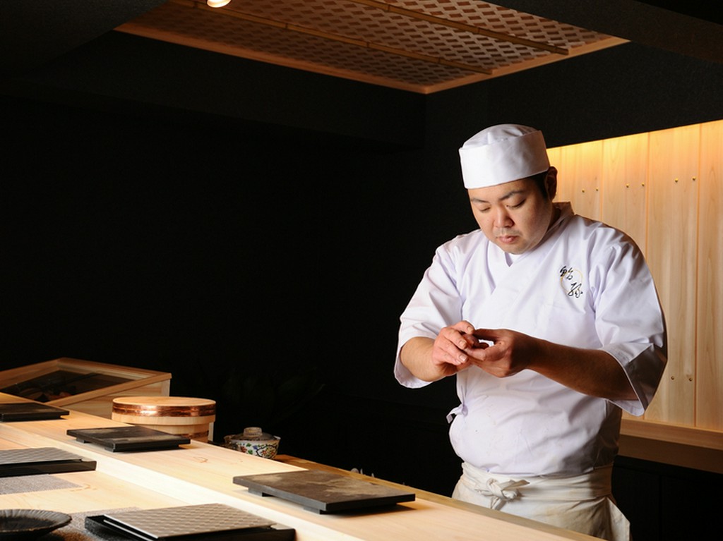 鮨店を初めて訪れる人にも心地よい雰囲気づくりを