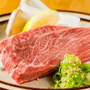 岡山県産の牛肉、豚肉を使っています。牛肉は、30カ月の長期肥育で柔らかい肉質の備前黒毛和牛。肉の旨味と脂の甘みが特徴です。豚肉はさまざまな銘柄の中からその時の良いものを厳選仕入れしています。