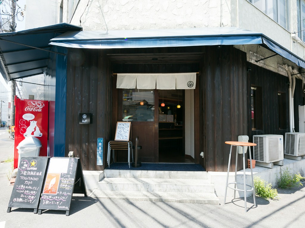 市場で選りすぐった瀬戸内の海の幸を、刺身、唐揚げで
