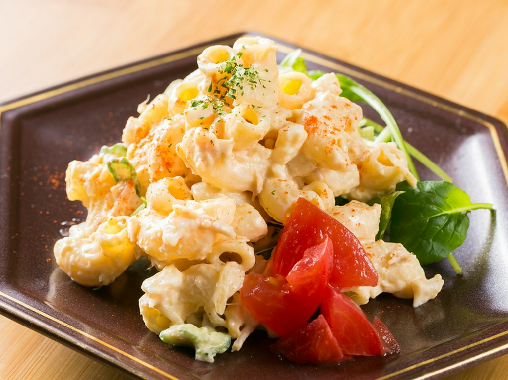 普通のサラダとは一味違う食感がクセになる。お酒が進む『マカロニサラダ』