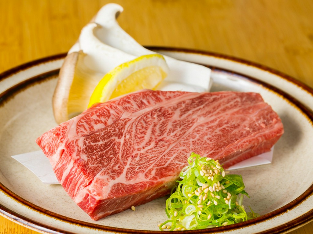 美しい霜降り肉を鉄板で豪快に！　口の中でとろける絶品『岡山黒毛和牛ステーキ』