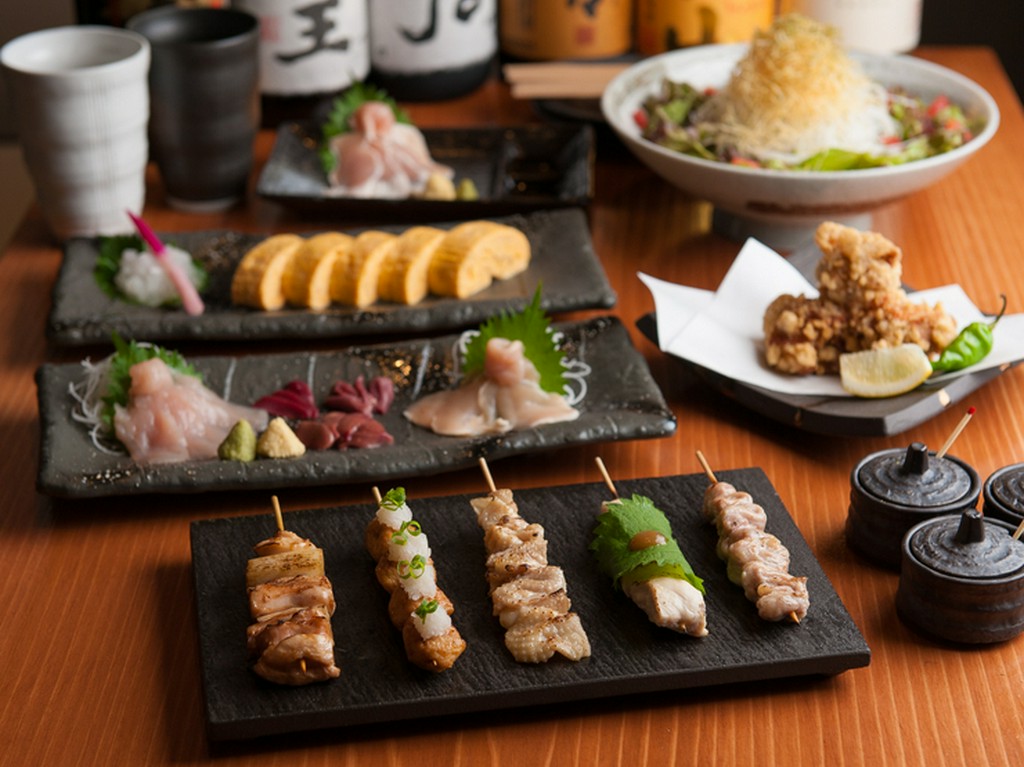 掘りごたつの個室やテーブル席で、皆と一緒に楽しい宴を