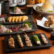 鶏料理によく合う焼酎、地酒、各種ハイボールなどのドリンク類も充実し、コース料理も用意されています。掘りごたつの小上がり席や半個室のテーブル席で、皆で和気あいあいと楽しみましょう。