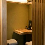 デートでのディナーにも、夫婦水入らずで食事をしたい時にも最適。日常の中の何気ない幸せを感じられ、木の温もり溢れた和の風情はふたりの食事をなごやかに進ませてくれそうです。