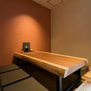 吉野杉の無垢一枚板は掘りごたつ席に重厚感を伴わせ、大切な人をもてなしたいときに利用したくなります。美味しい食事にプラスされる心地よさは、接待や商談を段取り良く進めてくれそうです。