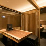 炭火の「焼き鳥」は、余分な油も落ちてふっくらジューシーに仕上がり、思うよりもヘルシーにいただけます。スタッフや料理の質にもこだわる、グルメ女子を満足させる一軒です。
