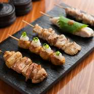 部位ごとに、各地から様々な品種の旨い鶏肉を仕入れてつくる焼き鳥。甘味、旨みのバランスが良いヒマラヤ産岩塩『ピンクロックソルト』で鶏の美味しさを際立たせています。