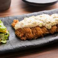 毎日、新鮮な卵からつくる自家製タルタルソースは、特製甘辛ダレに絡めた鶏肉との相性がぴったり。食べ合わせると一層美味しくいただけます。