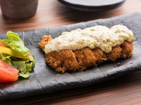 毎日、新鮮な卵からつくる自家製タルタルソースは、特製甘辛ダレに絡めた鶏肉との相性がぴったり。食べ合わせると一層美味しくいただけます。