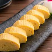 ふっくら食感の出し巻きは、九州産の旨口醤油と、鶏がらを3時間煮て抽出した鶏スープベースの出しで味に深みを出しています。その優しい味で、リピーターの多い一皿となっています。