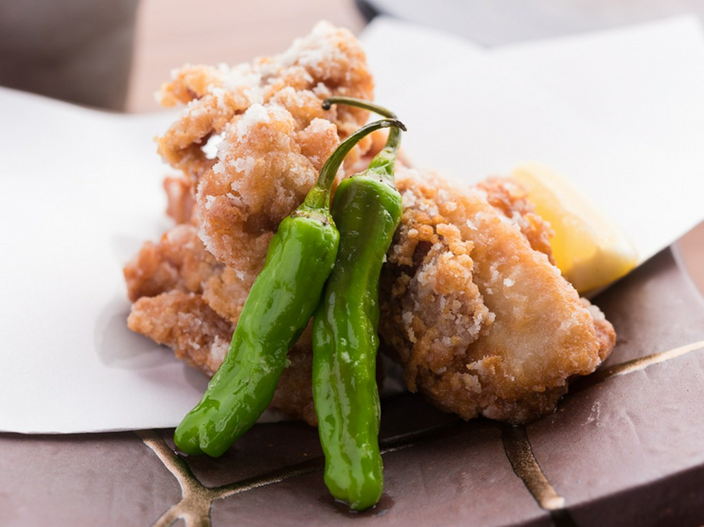 外はカリッ、中はジューシーに仕上げる絶妙なバランス『鶏屋秘伝の唐揚げ』