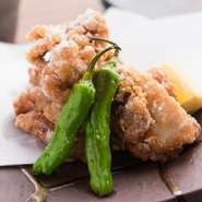 九州大分産の醤油を使った自家製ダレに漬け込んでから揚げられます。さっぱりとしているのにコクのある美味しさ。一度食べるとやみつきになること、間違いありません。