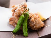 外はカリッ、中はジューシーに仕上げる絶妙なバランス『鶏屋秘伝の唐揚げ』