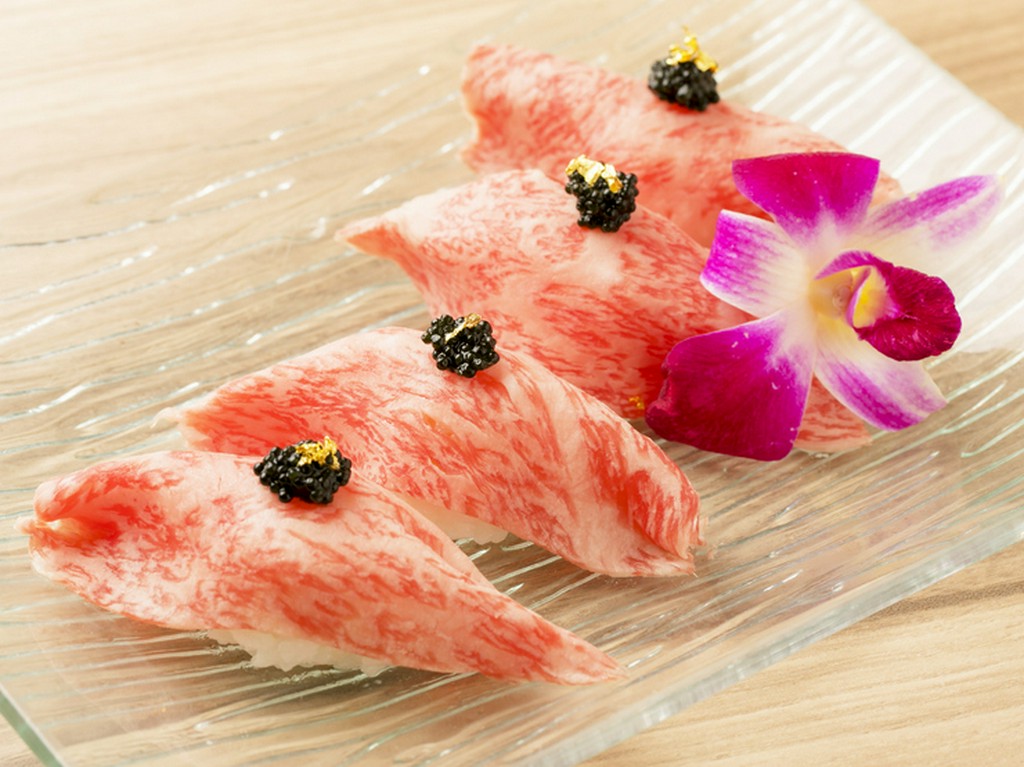 上質な脂と肉の美味しさが口の中でとろけ、広がっていく『牛生にぎり　フォアグラ添え』
