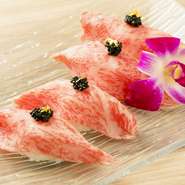 一口サイズの牛にぎりは、焼かずとも肉のしっかりとした強さを感じられる逸品です。フォアグラと一緒に贅沢なひと時を満喫。