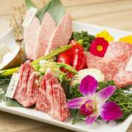 カルビやロースのほか、希少なイチボなども一緒に召し上がっていただける一皿です。一度に3種類の部位を食べ比べできるお得さも魅力。思わず写真を撮りたくなるような美しい盛り合わせにもこだわっています。