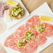 「生食」できる牛肉は、その基準もとても厳しく、限られています。その中でも「EMO牛」だけは格別な肉。また、肉だけでなく、提供する全ての食材に、細かなタイムリミットを設け厳しい鮮度管理を徹底しています。