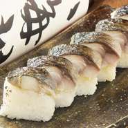 脂ののった焼鯖の棒寿司