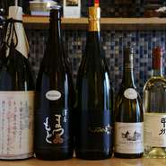 素材の味を際立たせる選りすぐりの地酒を用意。より深く天ぷらを楽しむことができます。ワインも充実しているので、天ぷらとワインのマリアージュに酔いしれるもまた良し。