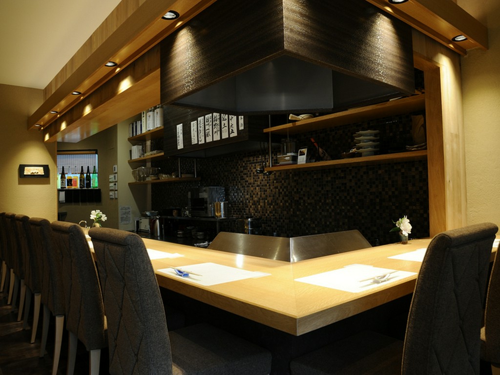 住宅街にたたずむ隠れ家。内装や食器にもこだわりが