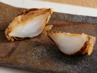 旬の甘みを引き出した『新玉葱の天ぷら肉味噌添え』