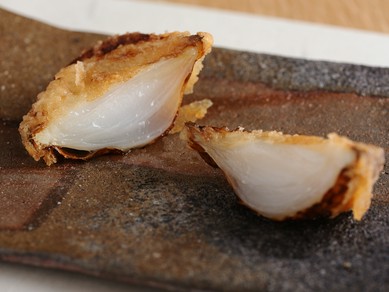 旬の甘みを引き出した『新玉葱の天ぷら肉味噌添え』