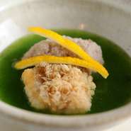 鱗ごと香ばしく揚げた甘鯛とれんこんの蒸し物。個性の違う食感を春菊の出汁がひとつにまとめあげています。