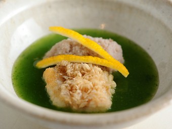 食材の個性をまとめあげた『甘鯛天ぷらとれんこん蒸し』