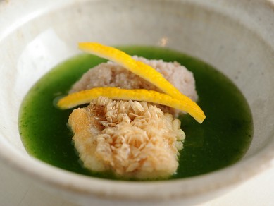 食材の個性をまとめあげた『甘鯛天ぷらとれんこん蒸し』