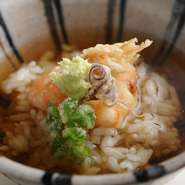 柿の葉茶を使ったひと味違う天茶漬け。柿の特有の香りと酸味が天ぷらと調和。至福を感じる逸品です。