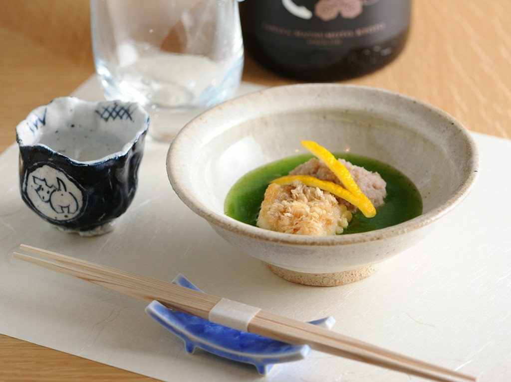 季節の素材が調和する『甘鯛天ぷらとれんこん蒸し』