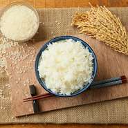 「お米と生クリーム」がコンセプトの新スタイルのカフェメニューは、岐阜県産の幻の米「ハツシモ」や北海道・十勝産の生クリームを使用。肉や魚、野菜も美味しいだけではなく体に優しいものを選んでいます。