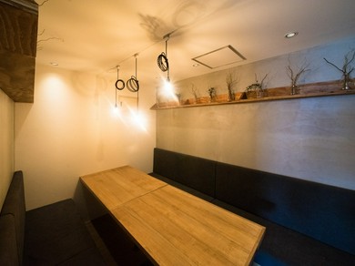 和気あいあいと気兼ねなく寛げる落着いた半個室