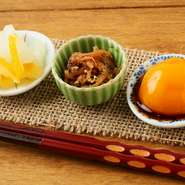 『TSUKUMO定食』の「ご飯のお供」。あると嬉しい3品は、思わず箸が進むものばかりです。ブランド卵の卵黄の醤油漬けや山椒しらす、柚子大根など、時期に応じて内容は変りますが、こだわりのあるお供です。