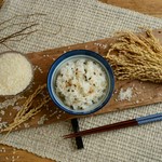 お米は県外ではほぼ生産されていないため“幻のお米”と称される岐阜県産の一等級米「はつしも」を使用しています。粒が大きくお米本来の甘み、噛み応えがしっかりあり、お米のみで食べて頂いてもとても美味しいです