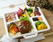 デミグラスソースでコトコト煮込んだハンバーグと１０種以上のお野菜、季節の逸品料理がのったバランスのとれたヘルシーお弁当♪