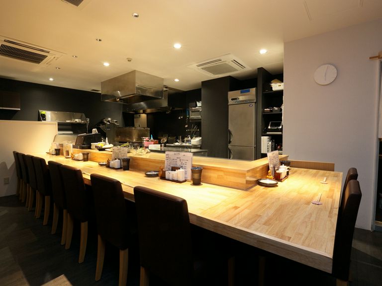 料理人の仕事が間近で楽しめる人気のカウンター席