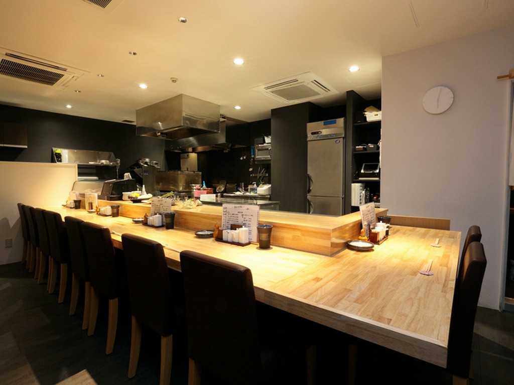 料理人の仕事が間近で楽しめる人気のカウンター席