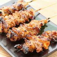 鶏の部位や状態によって串うちや焼きも微妙に変化する、料理人の繊細な仕事が光ります。匠の技で丁寧に串うちされた『焼鳥』はどれも秀逸、旨みや香りが存分に引き出されています。