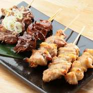 丁寧に下処理されたレバーはくさみのまったくないクリーミーな味わい、おすすめのハツはふっくらと焼き上げられています。塩で味わう【炭火焼鳥 ひばりや】自慢のモモは素材の旨みが際立つ逸品です。