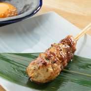 秘伝のタネをふっくらと焼き上げた『月見つくね』は一口食せば、口の中で旨みがじゅわっと広がります。しっかりとした味わいのつくねとトロトロ月見のハーモニーは抜群です。