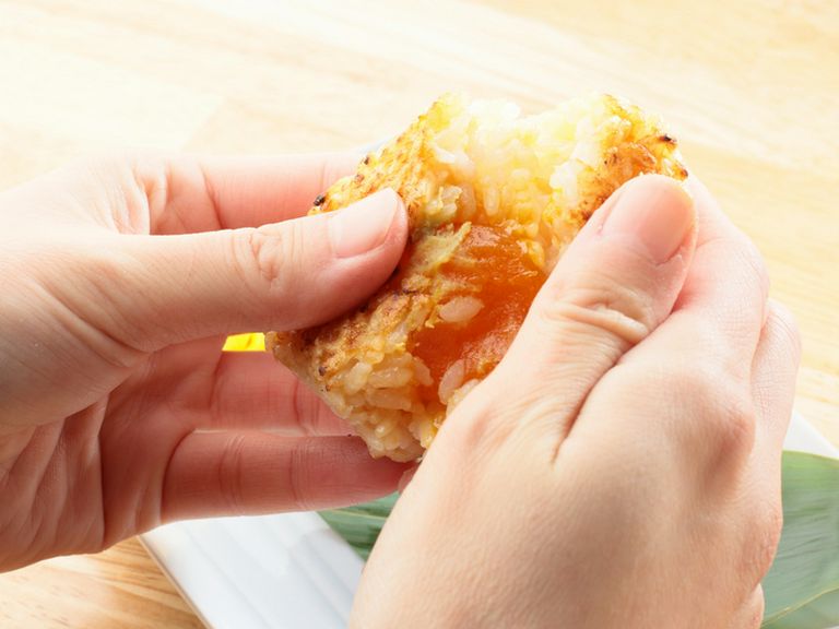 丸々1日漬け込んだ卵の黄身が絶妙な『漬け卵の焼きオニギリ』