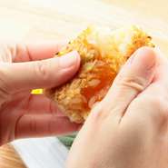 『焼きオニギリ』の中からトロっと溢れる黄身は丸々1日漬け込んでいます。仕込みから仕上げまで、数日をかける、手間暇のかかった自慢の一品です。酒の〆に是非味わってください。