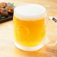 最初の1杯はお客様が楽しみにしている瞬間だと思います。お待たせしない、良いタイミングで提供できるよう心がけています。料理のリクエストや苦手な物がある時など、気軽に声をかけてください。